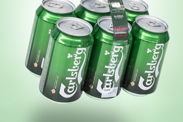 Das Bild zeigt ein Sixpack Carlsberg-Dosen, die mit einem umweltfreundlichen Klebeband und einem Tragegriff verbunden sind, vor einem hellgrünen Hintergrund.