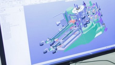 Die Abbildung zeigt einen Computerbildschirm mit einer 3D-CAD-Darstellung einer technischen Maschine, die für digitale Services entwickelt wird.