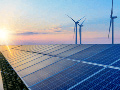 Solarpanels und Windkraftanlagen bei Sonnenuntergang, die erneuerbare Energiequellen darstellen.