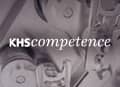 Schwarz-weiß Bild von technischen Maschinenkomponenten mit dem Schriftzug KHS competence, der das Bild überlagert.